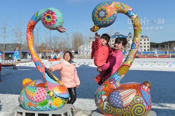 “歡樂(lè)西游記”雕塑亮相北京超級(jí)奶爸冰雪嘉年華