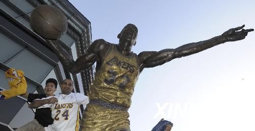 NBA球星雕像：飛翔扣籃致敬喬丹 賈巴爾再現(xiàn)經(jīng)典